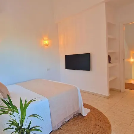 Hotel Beautiful Andalusian-style With Huge Private Pool, Outdoor Jacuzzi, Amazing Sea And Mountain Views, Close To The Beach, Walking Distance To Golf Courses And Amenities 4*