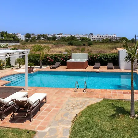 Beautiful Andalusian-style With Huge Private Pool, Outdoor Jacuzzi, Amazing Sea And Mountain Views, Close To The Beach, Walking Distance To Golf Courses And Amenities Готель
