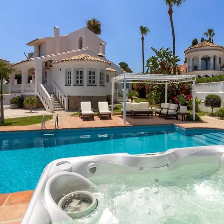Beautiful Andalusian-style With Huge Private Pool, Outdoor Jacuzzi, Amazing Sea And Mountain Views, Close To The Beach, Walking Distance To Golf Courses And Amenities Естепона