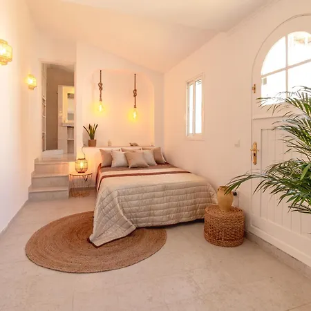 Beautiful Andalusian-style With Huge Private Pool, Outdoor Jacuzzi, Amazing Sea And Mountain Views, Close To The Beach, Walking Distance To Golf Courses And Amenities Hotel Estepona