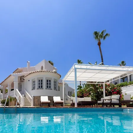 Beautiful Andalusian-style With Huge Private Pool, Outdoor Jacuzzi, Amazing Sea And Mountain Views, Close To The Beach, Walking Distance To Golf Courses And Amenities Estepona
