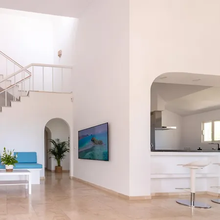 Beautiful Andalusian-style With Huge Private Pool, Outdoor Jacuzzi, Amazing Sea And Mountain Views, Close To The Beach, Walking Distance To Golf Courses And Amenities 4* Estepona
