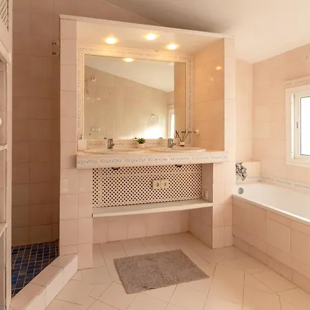 Hotel Beautiful Andalusian-style With Huge Private Pool, Outdoor Jacuzzi, Amazing Sea And Mountain Views, Close To The Beach, Walking Distance To Golf Courses And Amenities Estepona