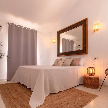 Beautiful Andalusian-style With Huge Private Pool, Outdoor Jacuzzi, Amazing Sea And Mountain Views, Close To The Beach, Walking Distance To Golf Courses And Amenities Estepona