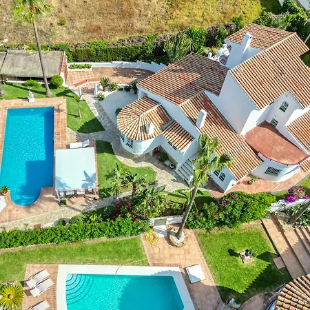 Hotel Beautiful Andalusian-style With Huge Private Pool, Outdoor Jacuzzi, Amazing Sea And Mountain Views, Close To The Beach, Walking Distance To Golf Courses And Amenities Estepona